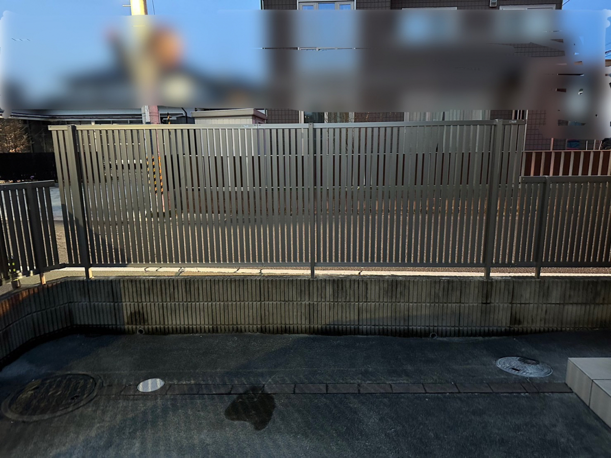千葉トーヨー住器の低いフェンスから目隠しを兼ねた背の高いフェンスにの施工後の写真1