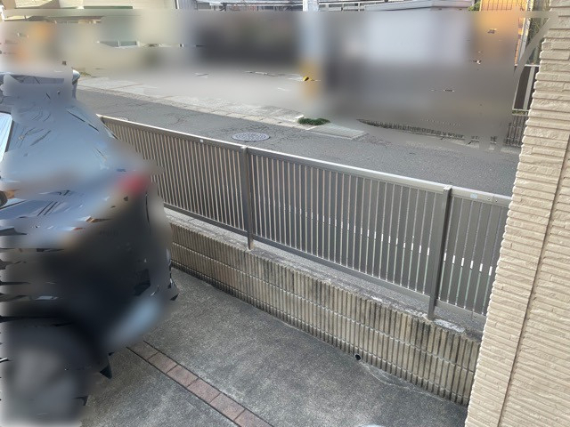 千葉トーヨー住器の低いフェンスから目隠しを兼ねた背の高いフェンスにの施工前の写真1