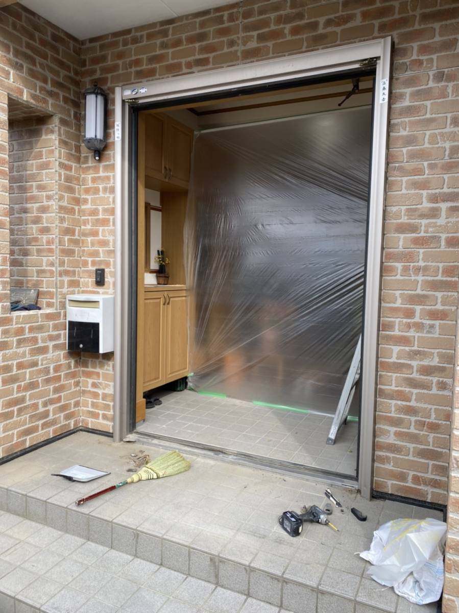千葉トーヨー住器の玄関のドアを引戸に交換の施工後の写真1