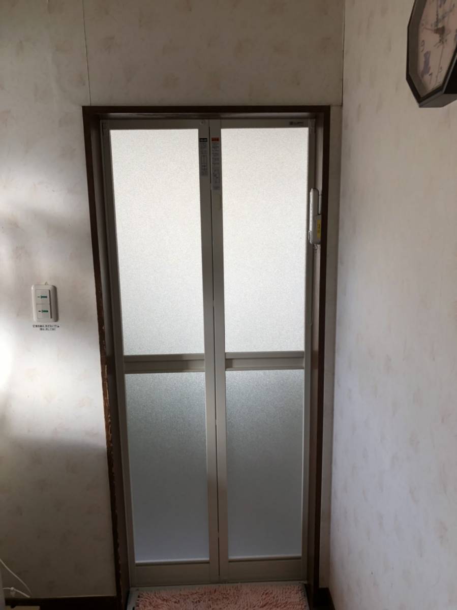 千葉トーヨー住器の浴室中折ドア交換(リフォームタイプ）の施工後の写真1