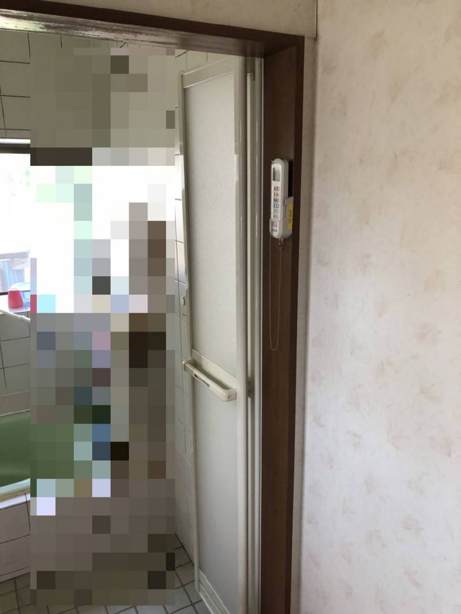 千葉トーヨー住器の浴室中折ドア交換(リフォームタイプ）の施工後の写真2