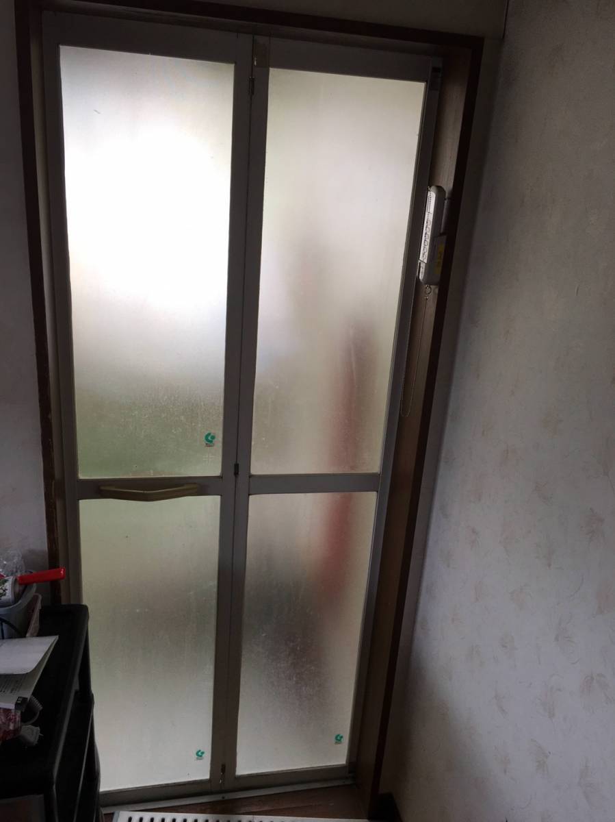 千葉トーヨー住器の浴室中折ドア交換(リフォームタイプ）の施工前の写真1