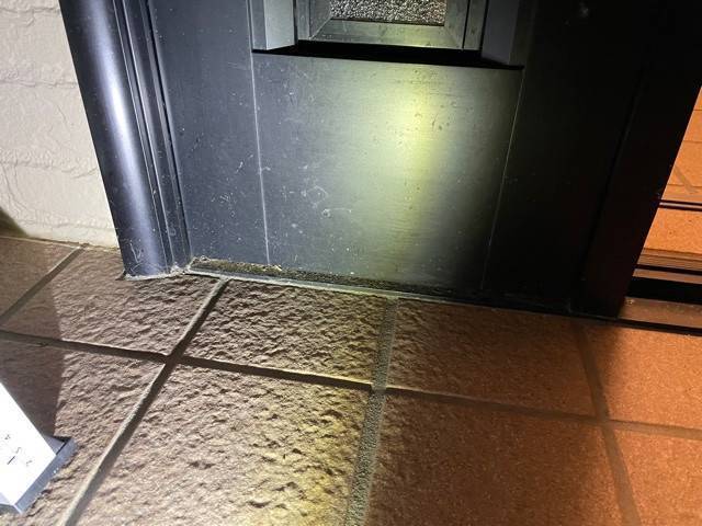 千葉トーヨー住器の一日で寒い玄関から暖かい玄関へヾ(≧▽≦)ﾉの施工前の写真2
