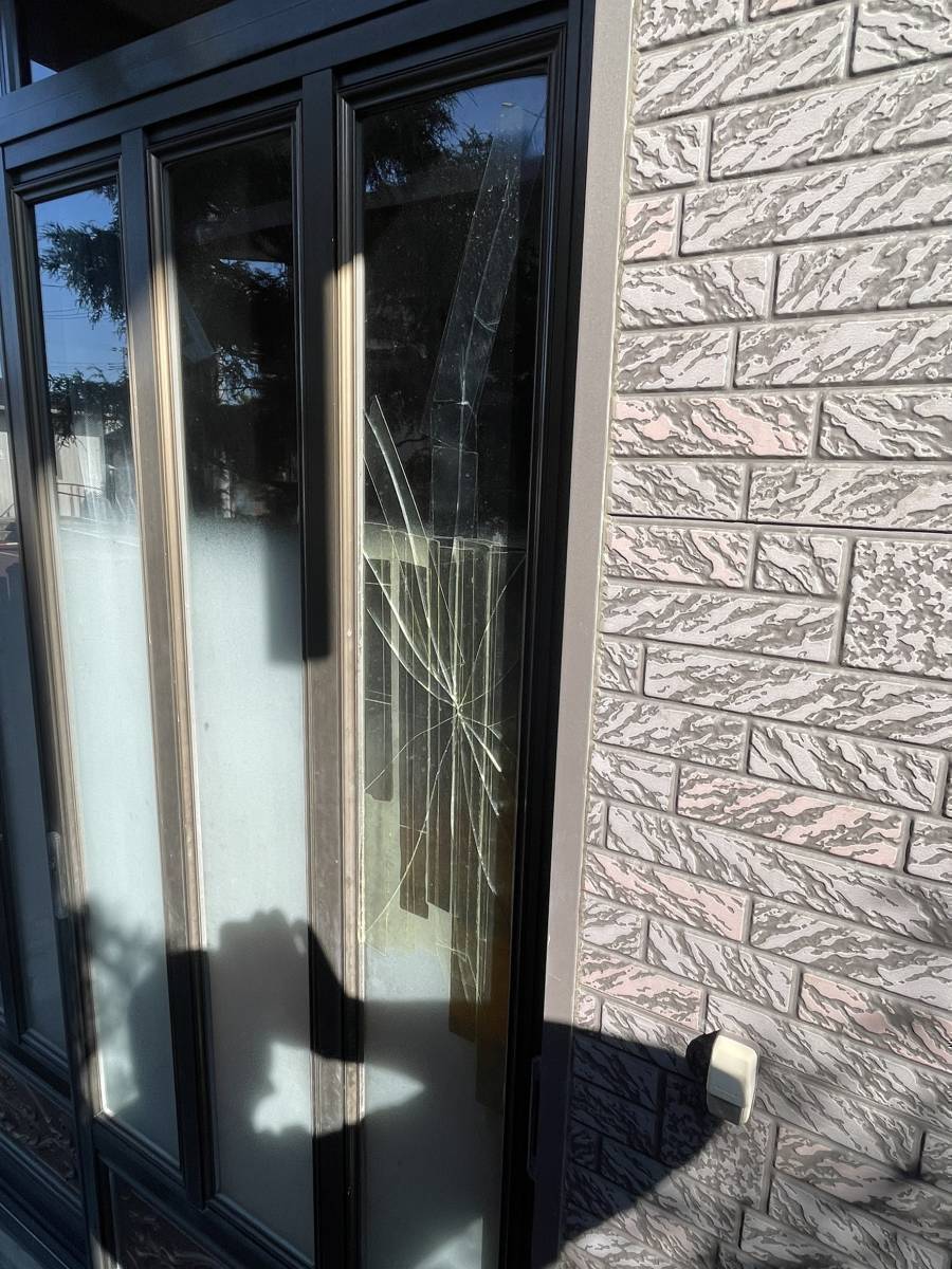 千葉トーヨー住器の玄関のガラスにひびがの施工前の写真1