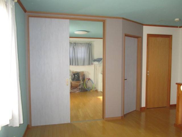 ミヤケの広いプレイルームを2部屋に間仕切りました。の施工後の写真1