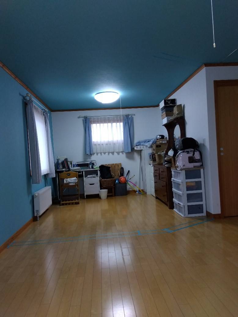 ミヤケの広いプレイルームを2部屋に間仕切りました。の施工前の写真1