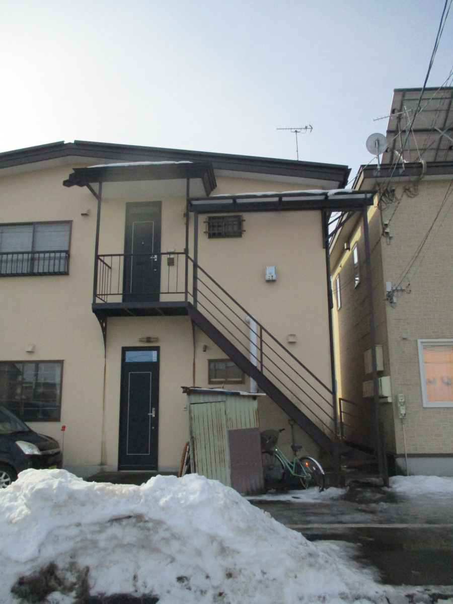 ミヤケのマンションの屋外階段にテラス屋根を加工して取り付けましたの施工後の写真1