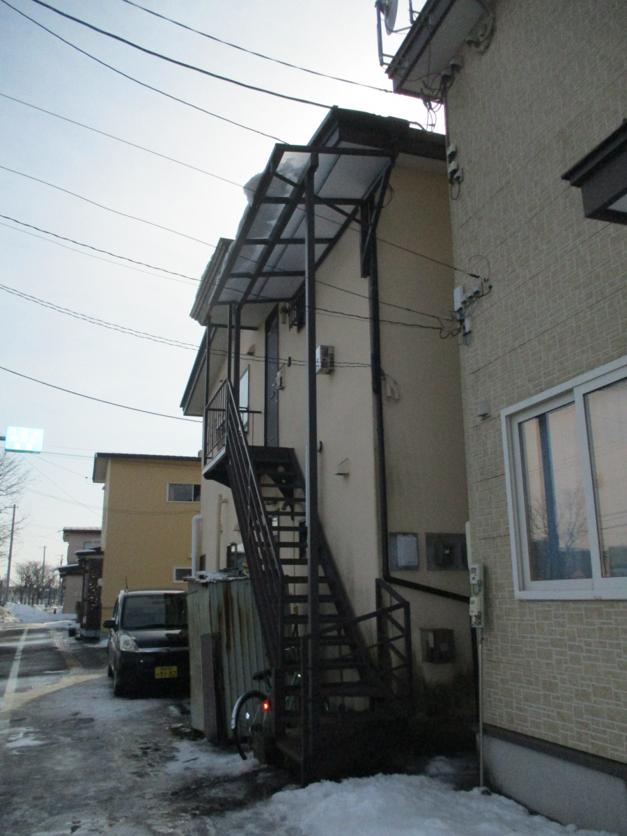 ミヤケのマンションの屋外階段にテラス屋根を加工して取り付けましたの施工後の写真2