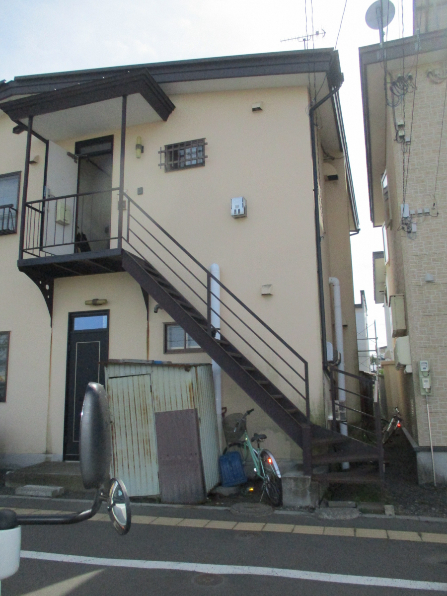 ミヤケのマンションの屋外階段にテラス屋根を加工して取り付けましたの施工前の写真1