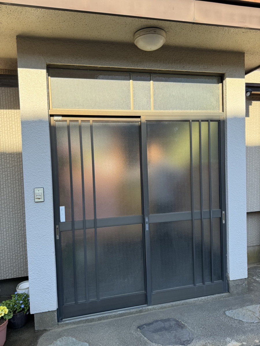 カワカの銚子市　玄関引戸　交換　リシェント　防音　防犯　リフォーム　工事の施工前の写真1