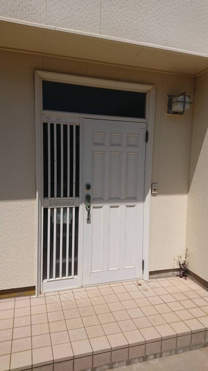カワカの玄関ドアの、出入り位置を変えたくて・・・の施工前の写真1