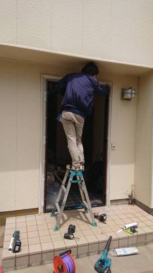 カワカの玄関ドアの、出入り位置を変えたくて・・・施工事例写真1