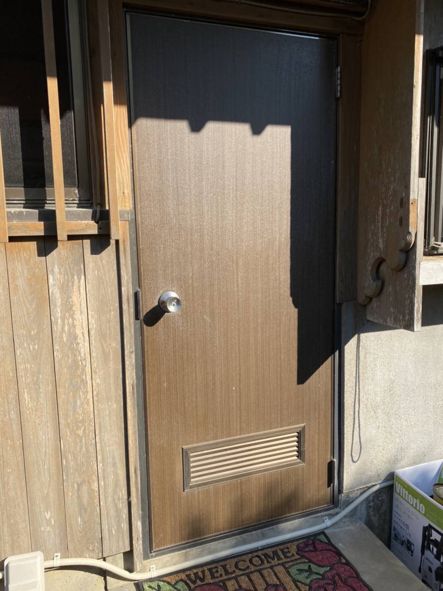カワカのお勝手のドアを、通風ドアに交換しました。の施工前の写真1