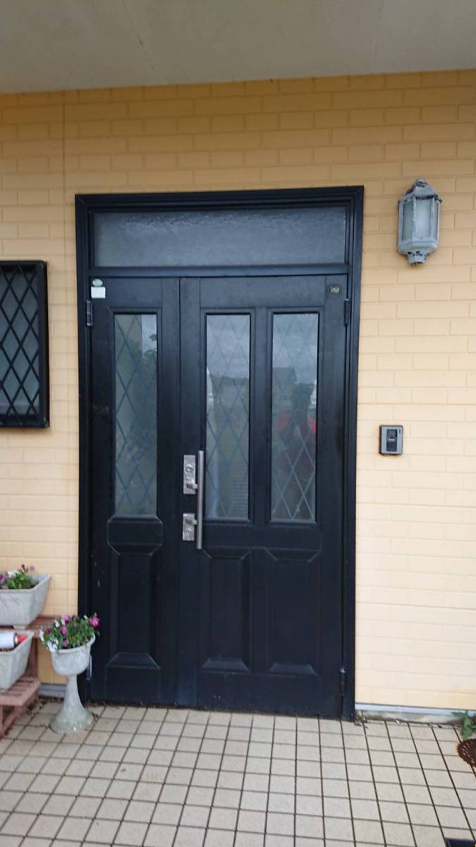 カワカの玄関ドアをリニューアルの施工前の写真1