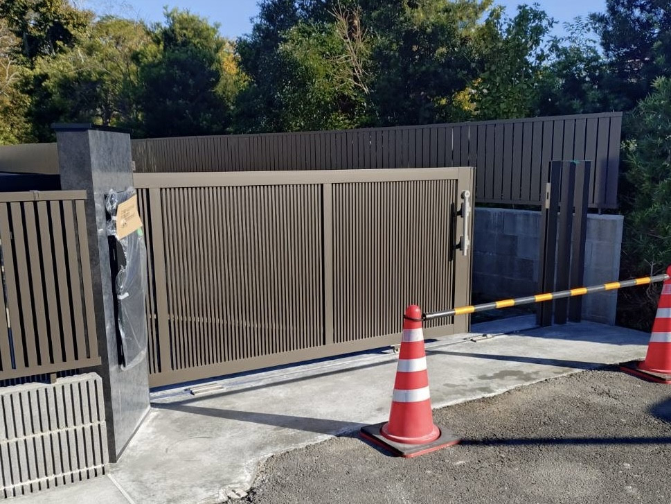 カワカの旭市　跳ね上げ門扉　エススライド　ポスト　機能門柱　リフォーム工事の施工後の写真1