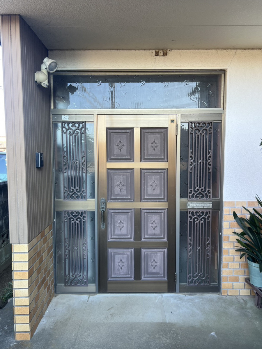 カワカの「朝行ってきます、夕方ただいま」で、玄関が生まれ変わりました！【旭市 A様邸】の施工前の写真1