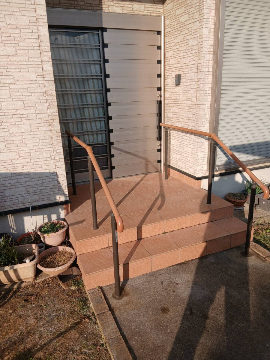 カワカの玄関の階段、もう怖くない！LIXIL『グリップライン』で叶えた安心のバリアフリーの施工後の写真1