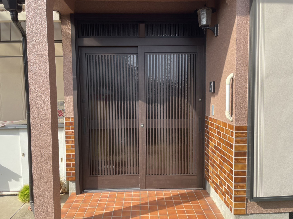 カワカの「和の趣はそのままに。1日で防犯・利便性を一新！リシェント玄関引戸リフォーム」の施工後の写真2