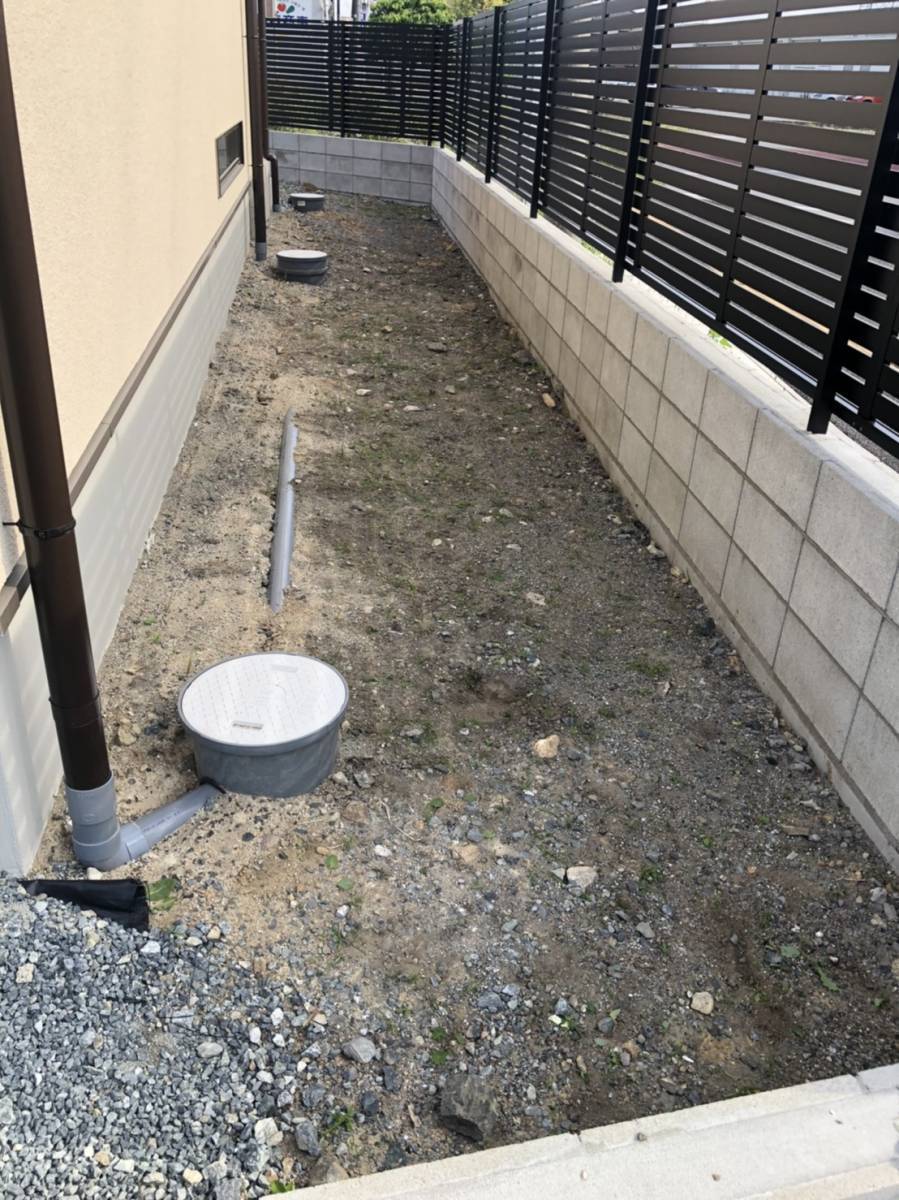 マルウチの家の周りに砂利を敷いてほしいとのご依頼がありましたの施工前の写真2