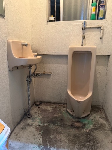 作州トーヨー住器の事務所の男子トイレの床に排水口をつけてほしい！の施工事例詳細写真1