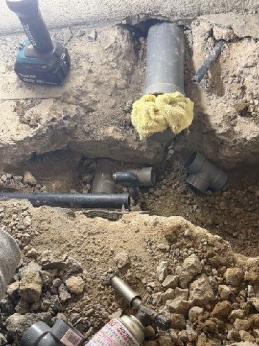 作州トーヨー住器の事務所の男子トイレの床に排水口をつけてほしい！の施工事例詳細写真4