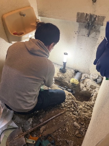 作州トーヨー住器の事務所の男子トイレの床に排水口をつけてほしい！の施工事例詳細写真3