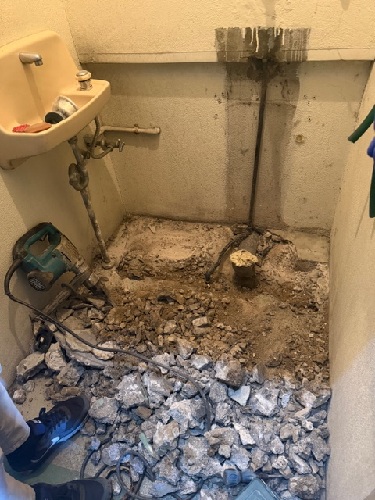 作州トーヨー住器の事務所の男子トイレの床に排水口をつけてほしい！の施工事例詳細写真2