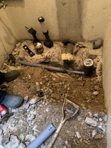 作州トーヨー住器の事務所の男子トイレの床に排水口をつけてほしい！の施工事例詳細写真5