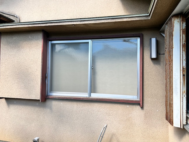作州トーヨー住器の古くなった既存の窓にシャッター取付の施工前の写真2
