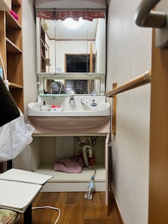 作州トーヨー住器の洗面台の交換の施工前の写真1