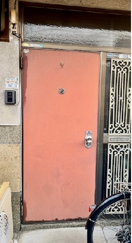作州トーヨー住器の経年劣化による玄関ドア本体の交換の施工前の写真1