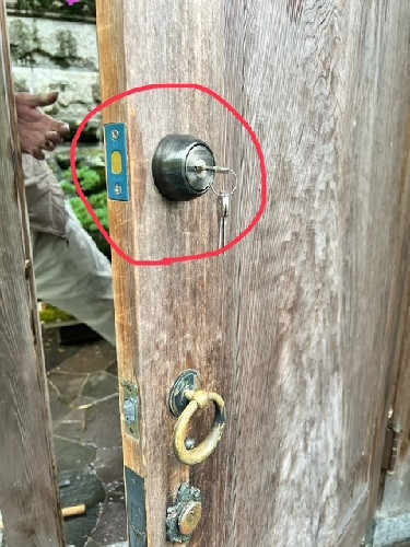 作州トーヨー住器の木製門戸に追加で鍵の取り付け工事の施工後の写真2