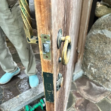 作州トーヨー住器の木製門戸に追加で鍵の取り付け工事の施工前の写真1