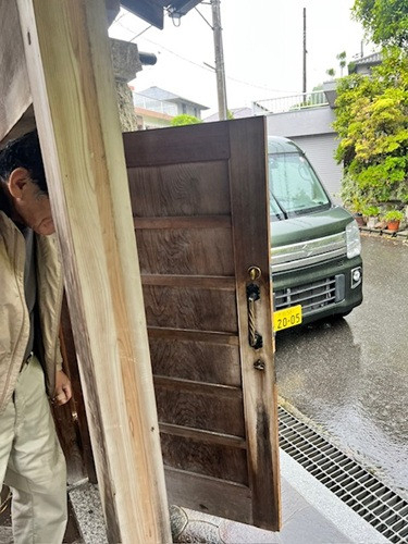 作州トーヨー住器の木製門戸に追加で鍵の取り付け工事の施工前の写真2