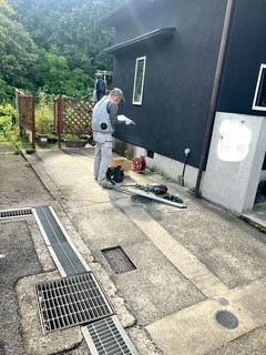 作州トーヨー住器のお家の外観に合わせたお洒落でスタイリッシュなカーポートの施工前の写真1