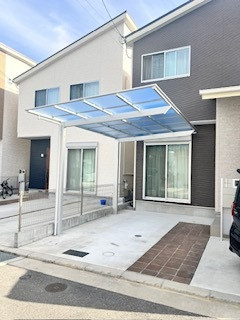 作州トーヨー住器の広さや建物との調和を考えたカーポートの施工後の写真1
