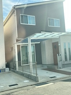 作州トーヨー住器の広さや建物との調和を考えたカーポートの施工後の写真2