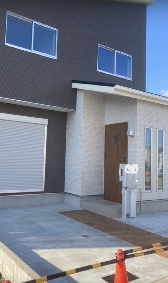 作州トーヨー住器の広さや建物との調和を考えたカーポートの施工前の写真1
