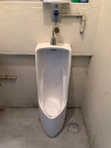 作州トーヨー住器の事務所の男子トイレの床に排水口をつけてほしい！の施工後の写真1