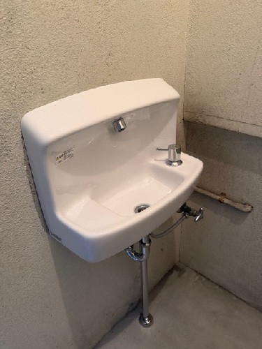 作州トーヨー住器の事務所の男子トイレの床に排水口をつけてほしい！の施工後の写真2