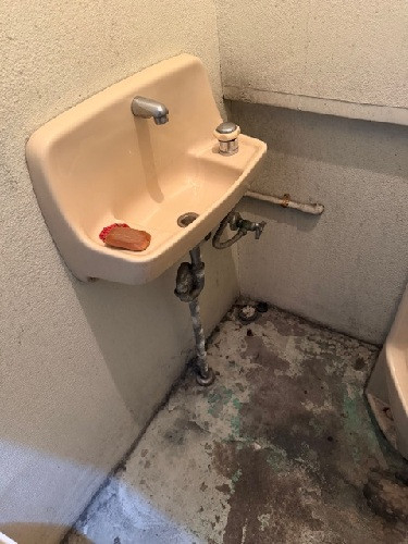 作州トーヨー住器の事務所の男子トイレの床に排水口をつけてほしい！の施工前の写真2