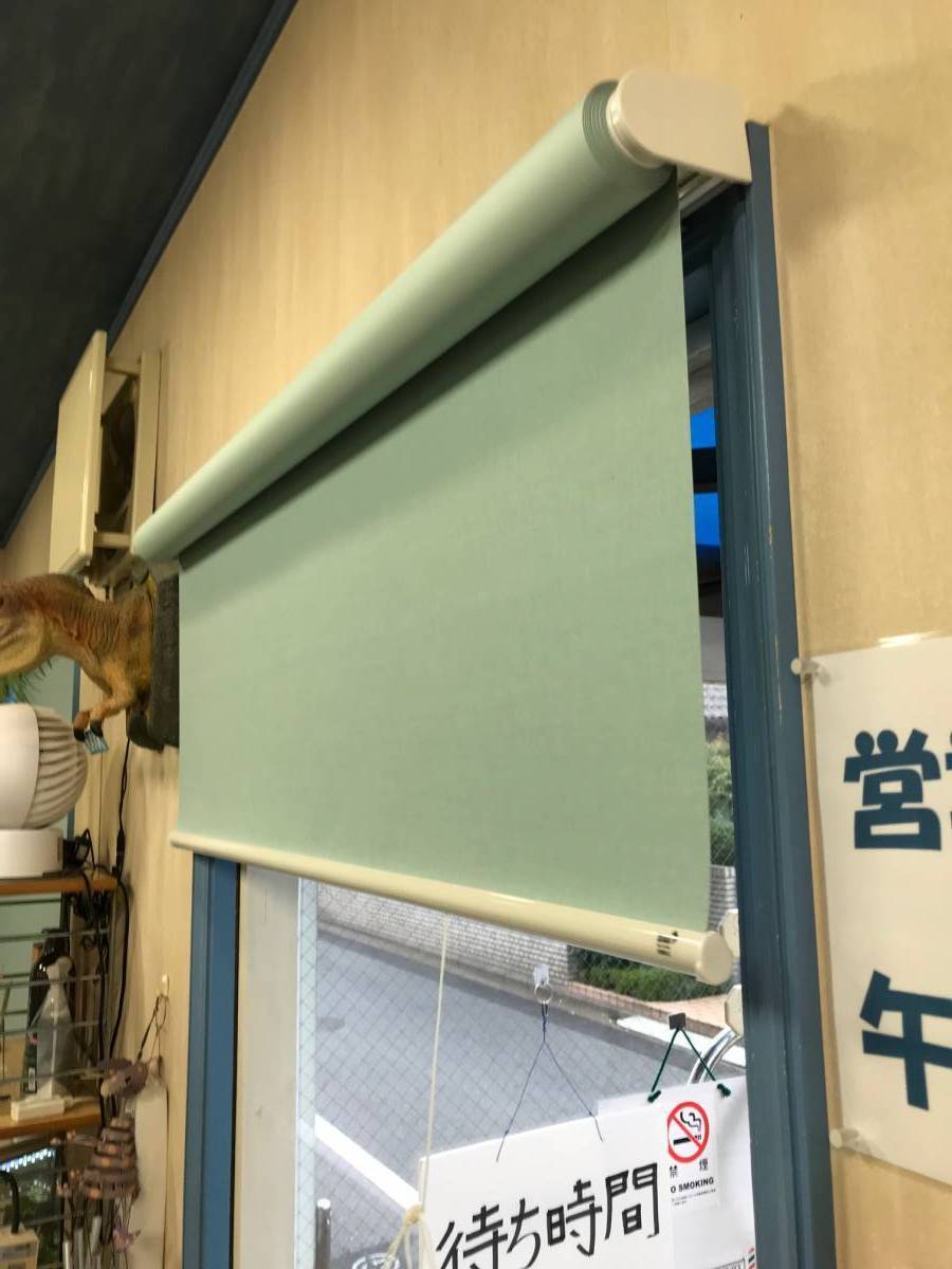 海老名トーヨー住器の店舗窓　ロールスクリーン取付工事の施工後の写真2
