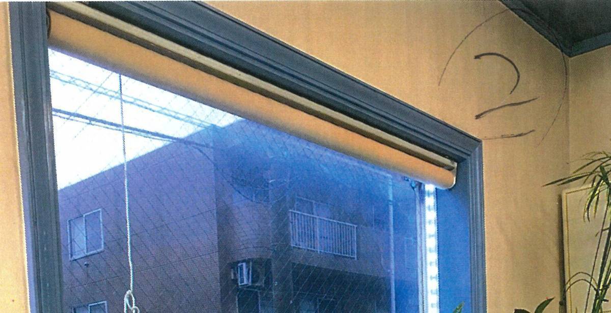 海老名トーヨー住器の店舗窓　ロールスクリーン取付工事の施工前の写真1