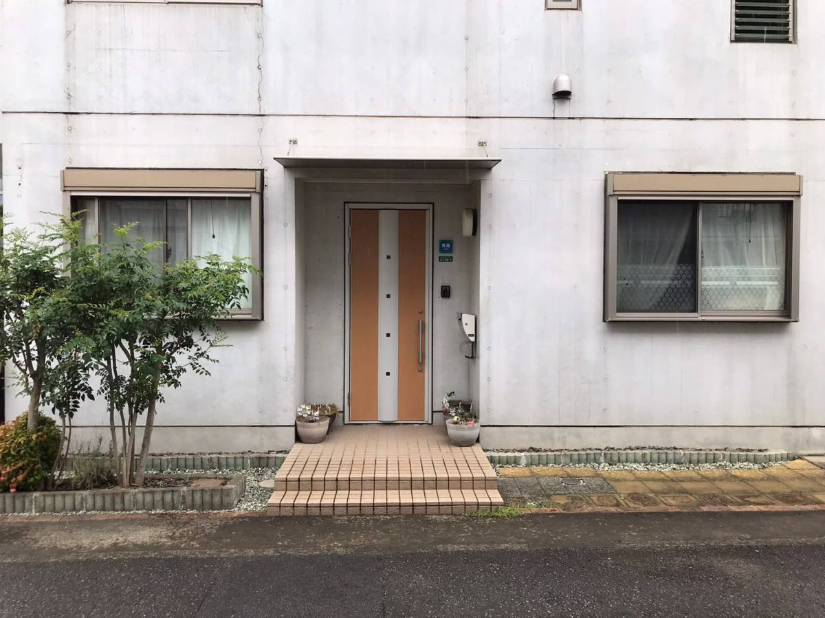 海老名トーヨー住器のシャッターサッシに面格子取付の施工前の写真1