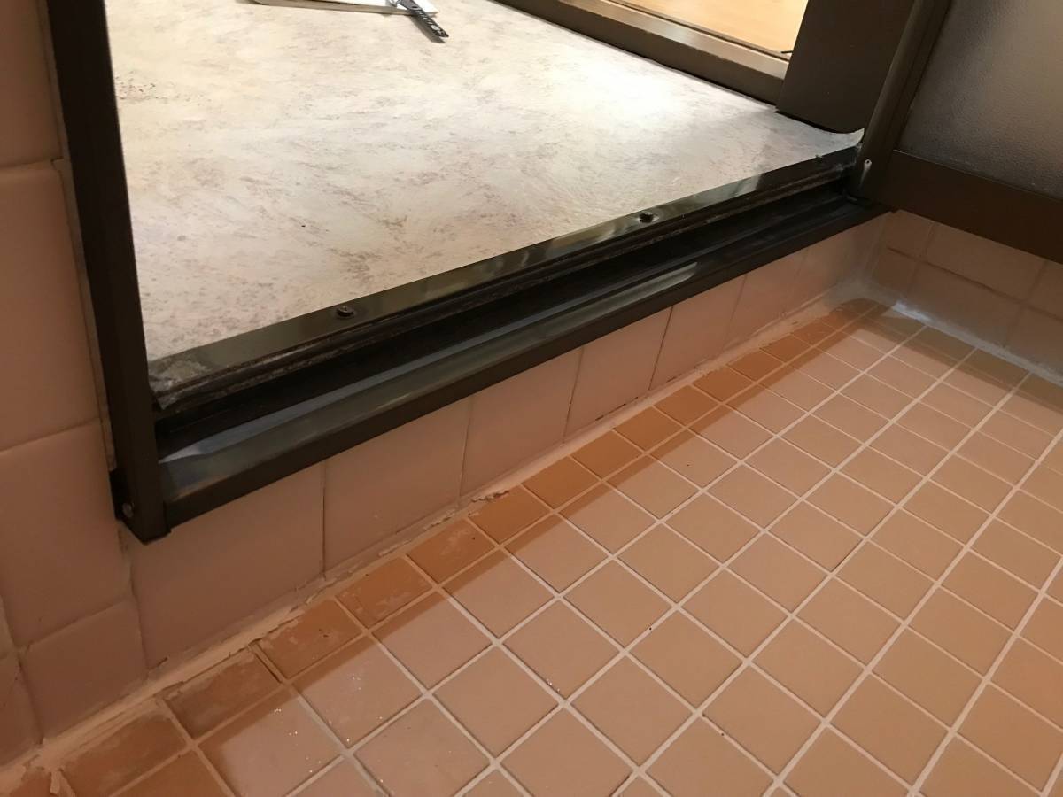 海老名トーヨー住器の洗面所の床補修と浴室中折れドア交換工事の施工後の写真2