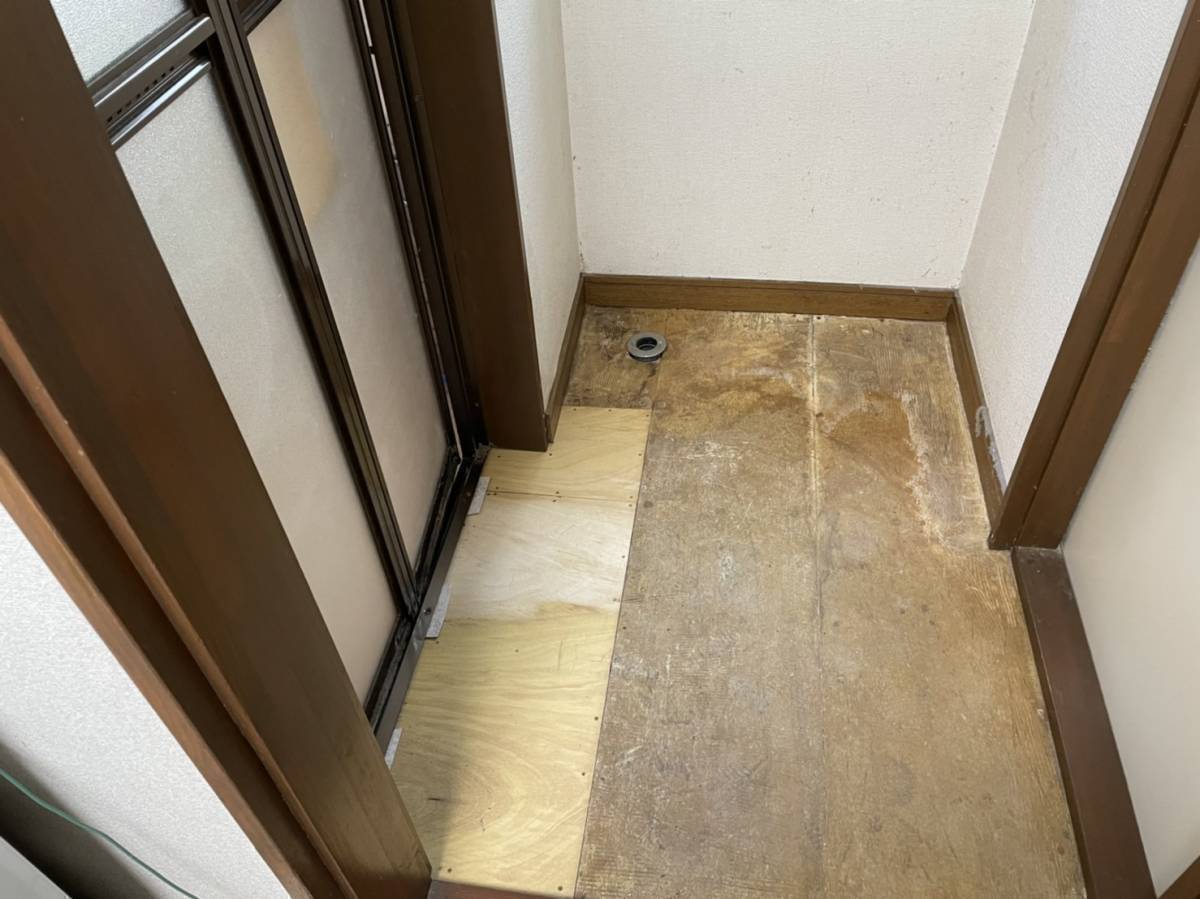 海老名トーヨー住器の洗面所の床補修と浴室中折れドア交換工事の施工前の写真1