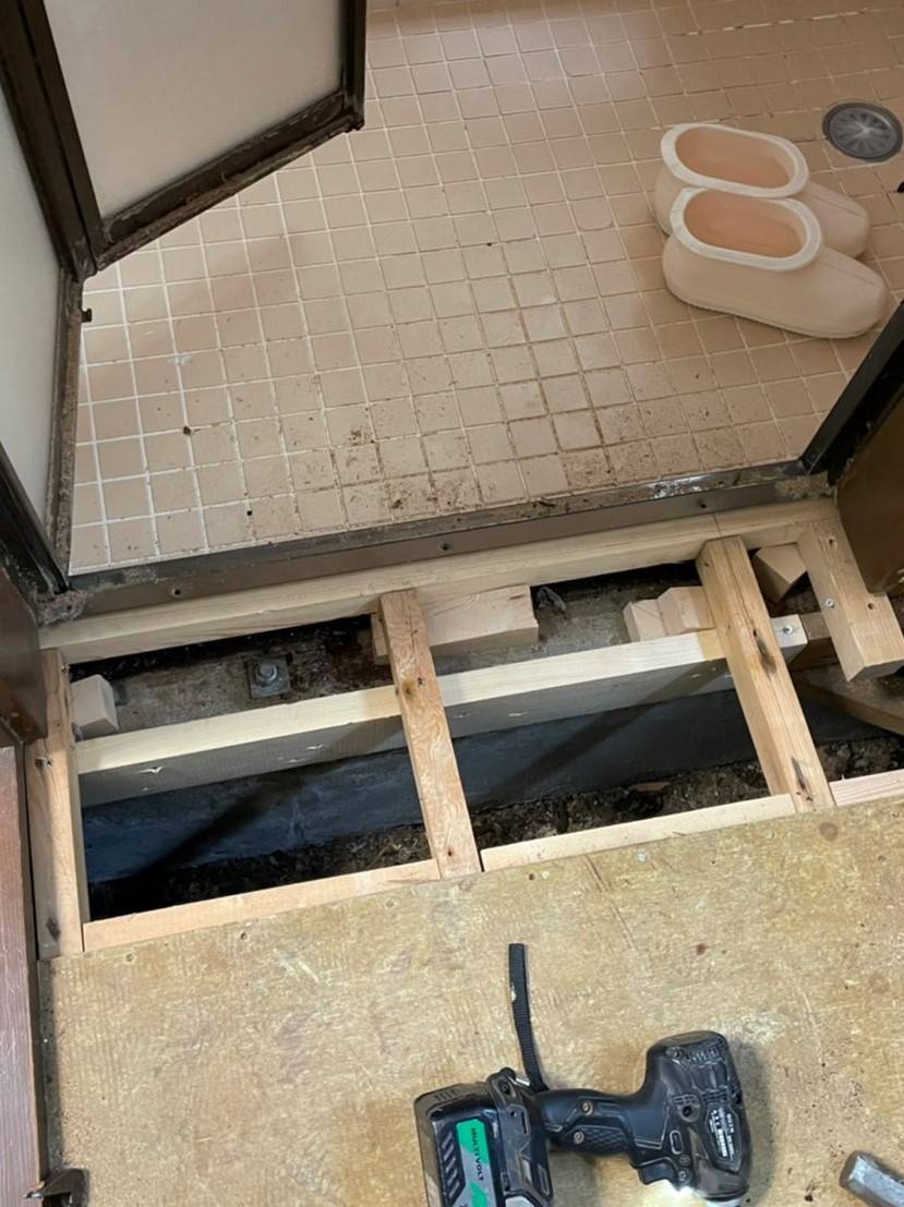 海老名トーヨー住器の洗面所の床補修と浴室中折れドア交換工事の施工前の写真2
