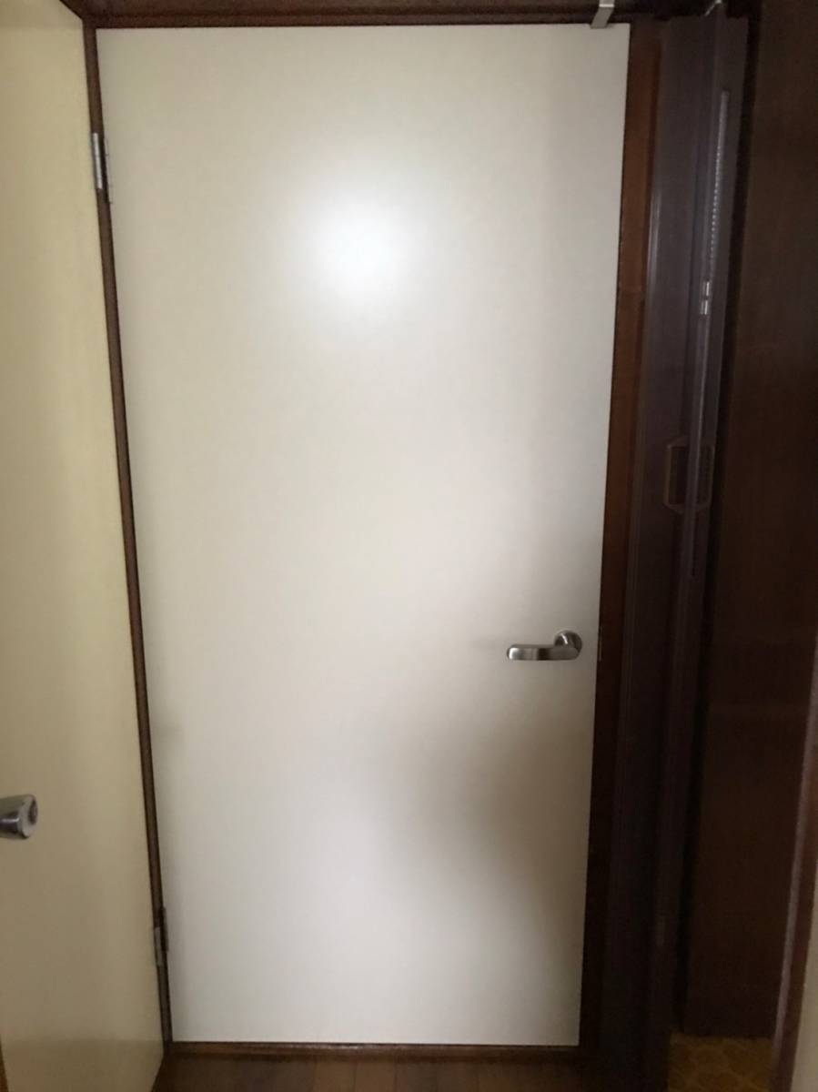 海老名トーヨー住器の洗面所の建具ドア交換の施工後の写真1