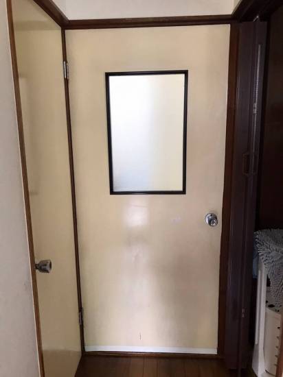 海老名トーヨー住器の洗面所の建具ドア交換施工事例写真1