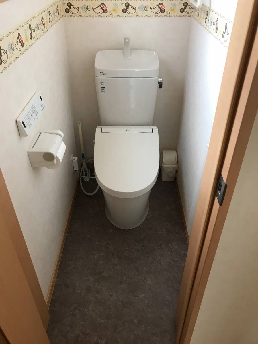 海老名トーヨー住器のウォシュレット破損のタイミングでトイレ交換　施工例「1日で1階と2階のトイレリフォーム完成！」の施工後の写真1